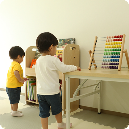 未就学児が遊ぶ写真