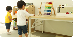 未就学児が遊ぶ写真